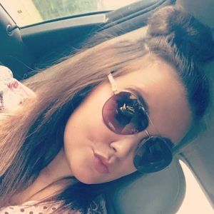 Meet your Posher, Emileigh